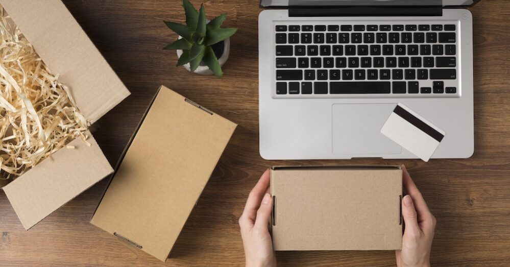 posylka_upakovka_tovar_zakaz_online_shoping_pokupka_laptop_notebook-foto_Freepik
