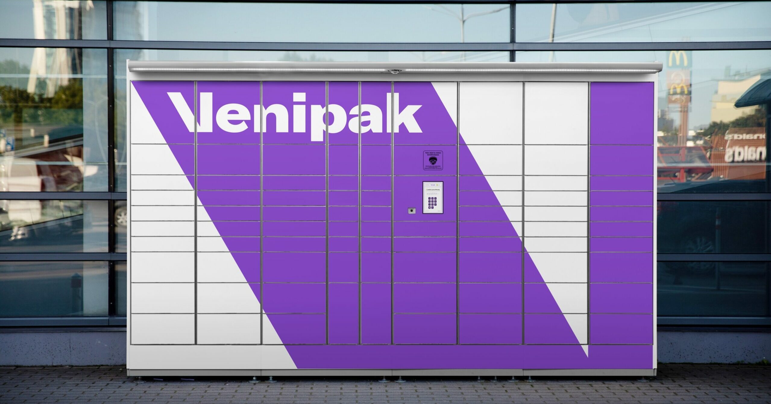 Vis daugiau Baltijos šalių pirkėjų renkasi siuntas atsiimti paštomate