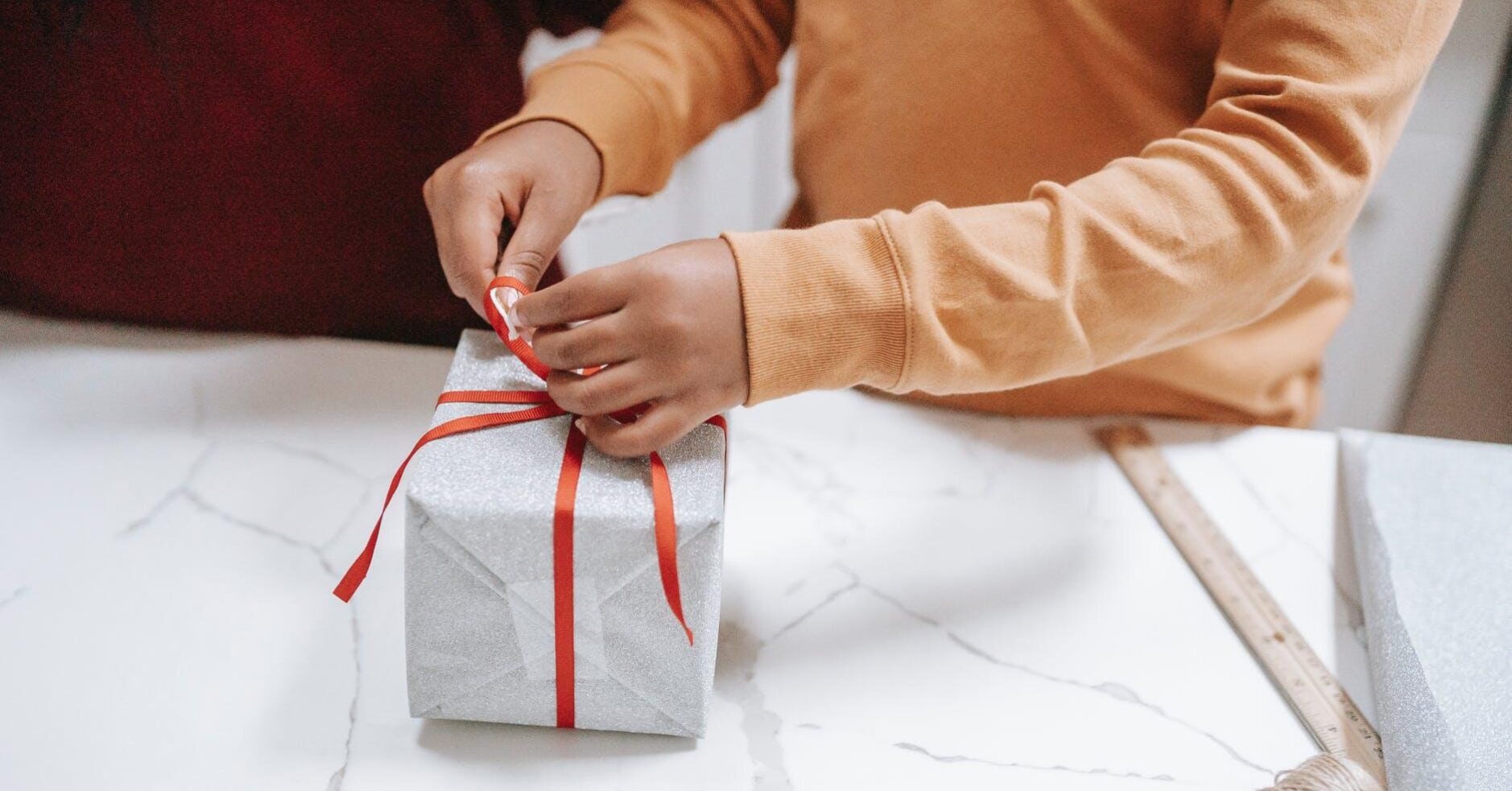 Как упаковать подарок с помощью ткани